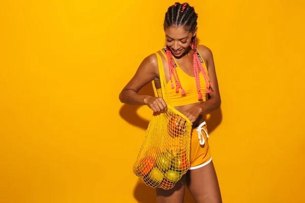 Bild einer positiven afrikanisch-amerikanischen Frau mit Afro-Zöpfen smi — Stockfoto
