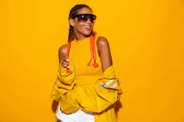 Bild av nöjda afrikansk amerikansk kvinna bär solglasögon och w — Stockfoto