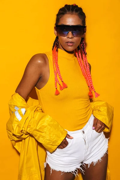 Güneş gözlüğü ve w giyen glamour Afrikalı Amerikalı kadın görüntü — Stok fotoğraf