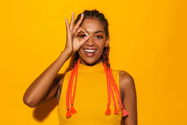 Wizerunek wspaniałej African American kobieta z Afro warkocze szczęśliwy — Zdjęcie stockowe
