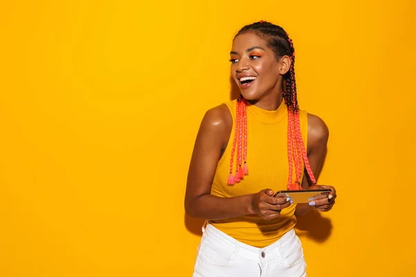 Bild av glad afrikansk amerikansk kvinna med afro flätor Lookin — Stockfoto
