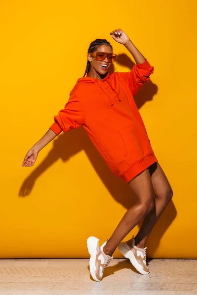 Imagem da mulher americana africana elegante usando óculos de sol e h — Fotografia de Stock