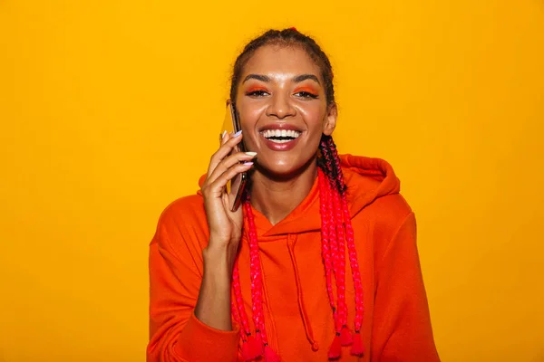 Immagine primo piano di felice donna afroamericana con cappuccio shi — Foto Stock