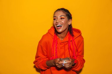 Esmer, Afro-Amerikalı kapüşonlu bir kadının yakın çekimi. 