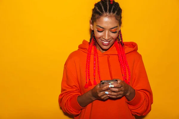 Immagine primo piano di una donna afroamericana bruna con cappuccio — Foto Stock