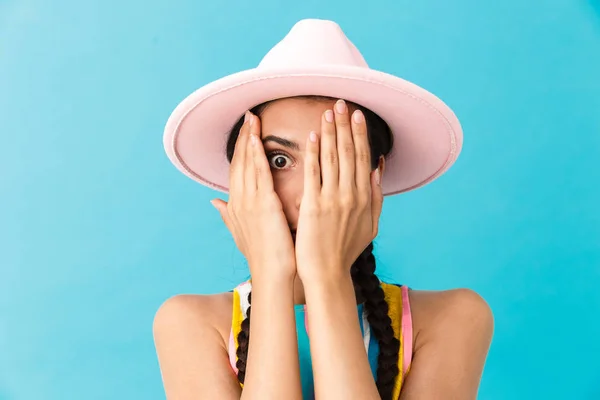 Afbeelding close-up van bang blanke vrouw dragen van hoed bedekt haar gezicht en kijken naar camera — Stockfoto