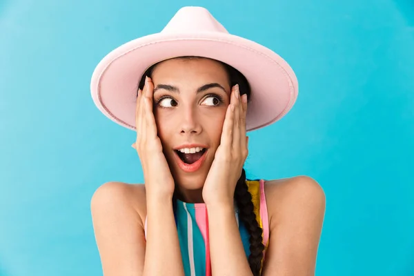 Imagen de primer plano de mujer caucásica asombrada usando sombrero tocando su cara y mirando a un lado — Foto de Stock