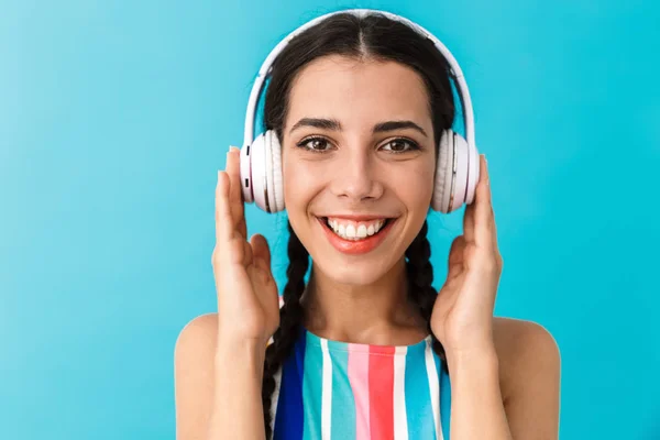 Bild närbild av brunett glad kvinna leende när du använder hörlurar — Stockfoto