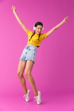 Neşeli bir genç esmer kız tam uzunlukta