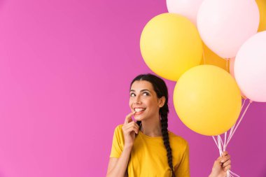 Hava balonları demet tutan Lovely genç esmer kız