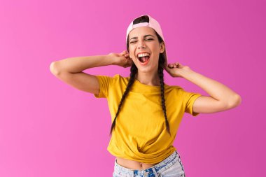 Esmer neşeli kadın arka dan gülümseyerek ve kameraya göz kırpma şapka giyen fotoğraf