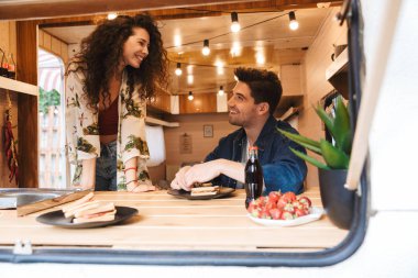 Römork mobil evde Romantik neşeli çift erkek ve kadın bir akşam yemeği var.