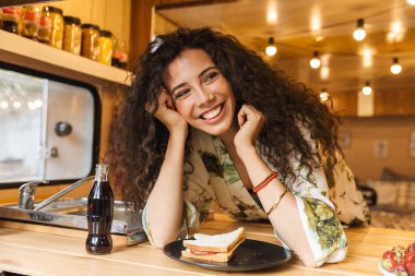 Güzel genç esmer kadın bir römork içinde duran