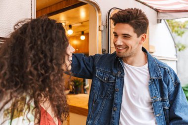 Açık havada evin yanında dururken birlikte konuşan güzel çiftin portresi