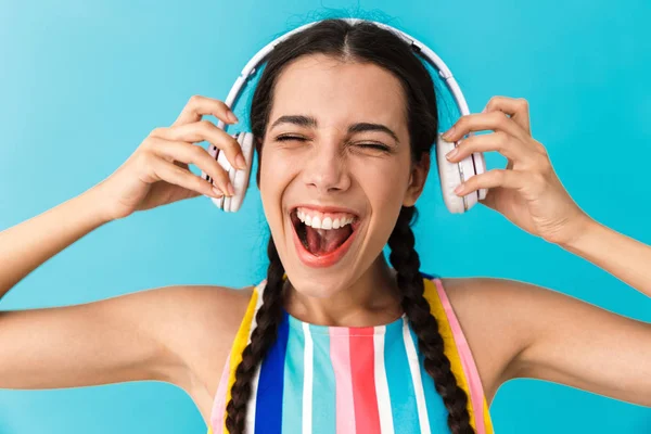 Bild närbild av brunett trevlig kvinna med öppen mun leende när du använder hörlurar — Stockfoto