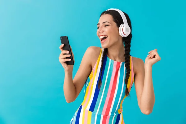 Bild av fin vacker kvinna med Pigtails dansa när du använder hörlurar och mobiltelefon — Stockfoto