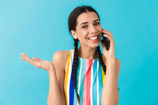 Imagen de una hermosa mujer sonriente hablando por teléfono celular y sosteniendo el espacio de copia —  Fotos de Stock