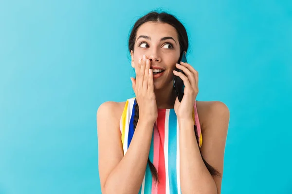 Image of surprised beautiful woman talking on cellphone and covering her mouth — Stock Photo, Image