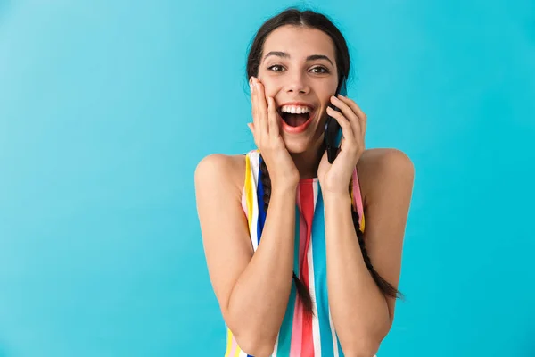 Imagem de mulher bonita espantada falando no celular e expressando surpresa — Fotografia de Stock