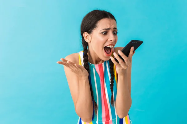 Imagen de la molesta hermosa mujer haciendo videollamada en el teléfono celular y gritando — Foto de Stock
