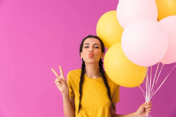 Belle jeune fille brune tenant un tas de ballons à air — Photo