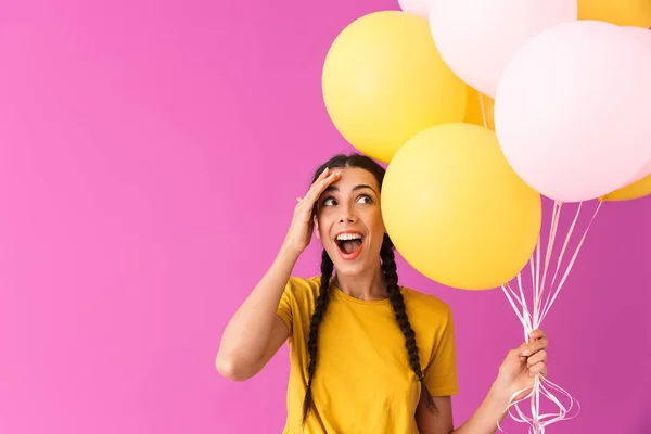 Immagine di una giovane donna deliziata che guarda verso l'alto il copyspace mentre tiene in mano palloncini d'aria — Foto Stock