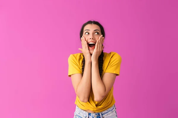 Imagem de mulher feliz surpresa sorrindo e tocando suas bochechas com as mãos — Fotografia de Stock