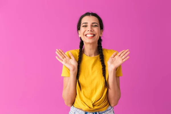 Изображение прекрасной счастливой женщины в повседневной футболке, улыбающейся и поднимающей руки — стоковое фото