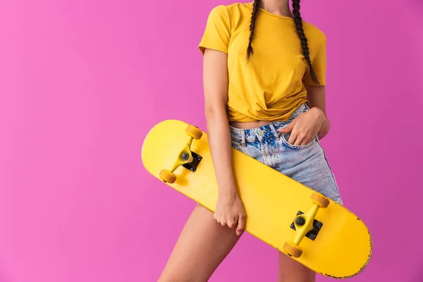 Cropped image de jeune femme caucasienne debout et tenant skateboard — Photo