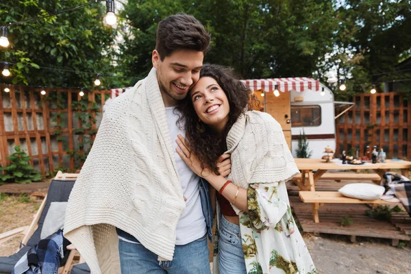 Romântico bonito positivo amoroso casal homem e mulher abraçando perto reboque móvel casa em xadrez . — Fotografia de Stock