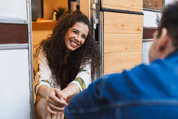 Retrato primer plano de pareja caucásica sonriendo mientras se sienta cerca de casa sobre ruedas al aire libre — Foto de Stock