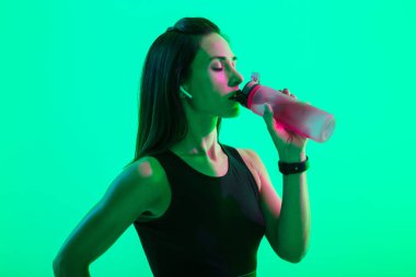 Güzel genç fitness kız arka plan üzerinde izole ayakta