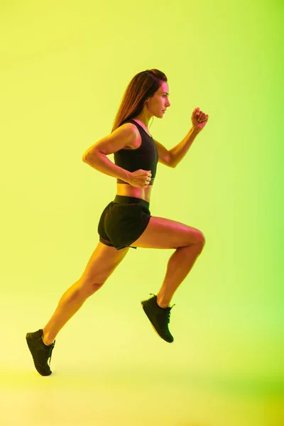 Longitud completa de una hermosa chica de fitness joven haciendo ejercicio — Foto de Stock