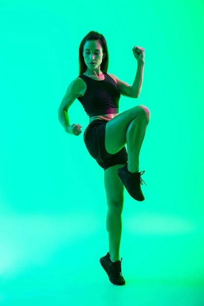 Longitud completa de una hermosa chica de fitness joven haciendo ejercicio — Foto de Stock