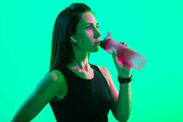 Beautiful young fitness girl standing isolated over background — Stock Photo, Image