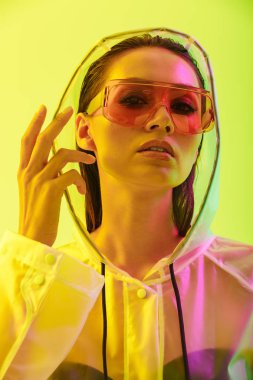 Çekici bir genç Asyalı kadının moda portresi