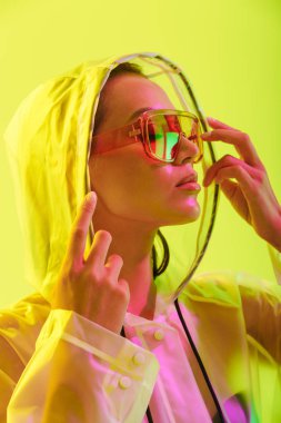 Çekici bir genç Asyalı kadının moda portresi