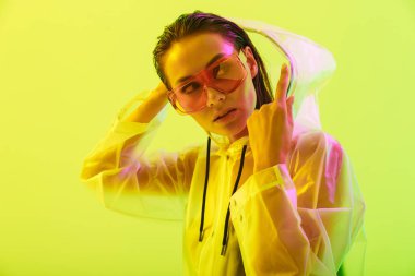 Çekici bir genç Asyalı kadının moda portresi