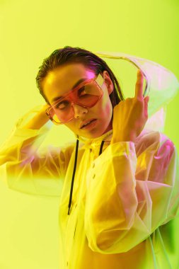 Çekici bir genç Asyalı kadının moda portresi