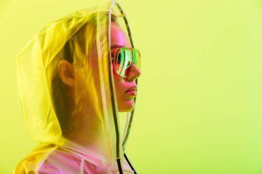 Çekici bir genç Asyalı kadının moda portresi