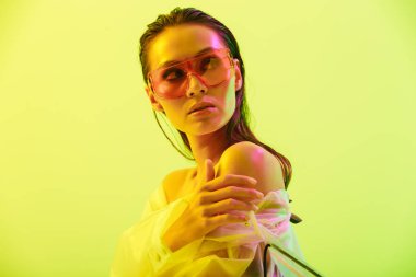 Çekici bir genç Asyalı kadının moda portresi