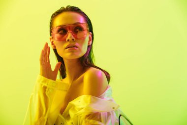 Çekici bir genç Asyalı kadının moda portresi