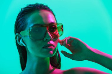 Çekici bir üstsüz genç Asyalı kadının güzellik portresi