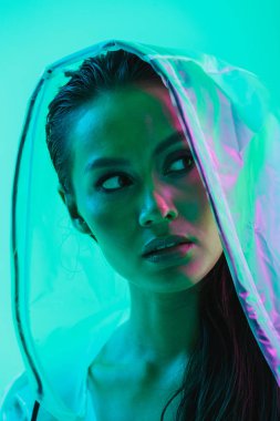 Çekici bir genç Asyalı kadının moda portresi