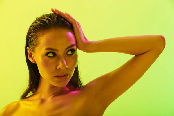 Belleza retrato de un atractivo topless joven asiático mujer —  Fotos de Stock