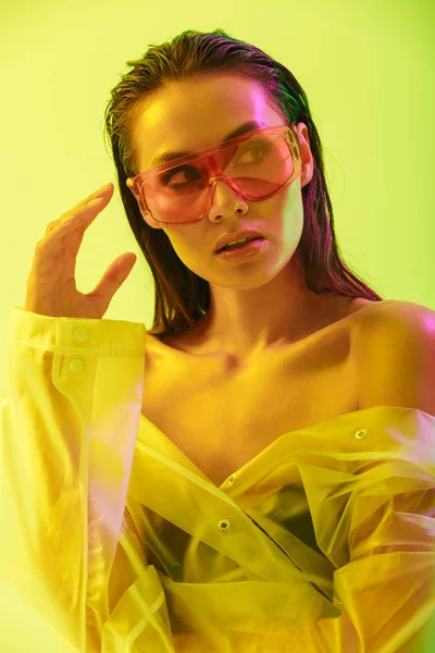 Retrato de moda de una atractiva joven asiática — Foto de Stock