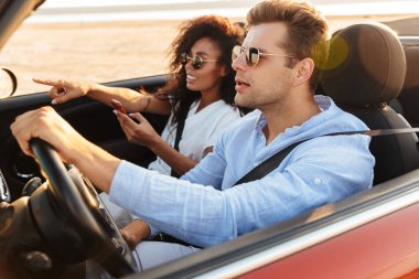 Güzel genç çok ırklı çift bir cabrio sürme