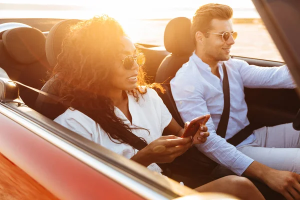 Schönes junges multiethnisches Paar fährt im Cabrio — Stockfoto