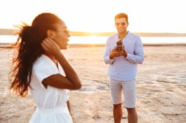 Güzellik yaparken retro kamera fotoğraf çeken erkeksi adam görüntüsü