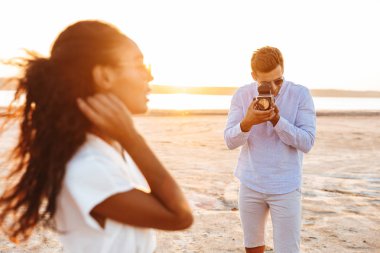 Yakışıklı adamın retro kamerada fotoğraf çekerken görüntüsü